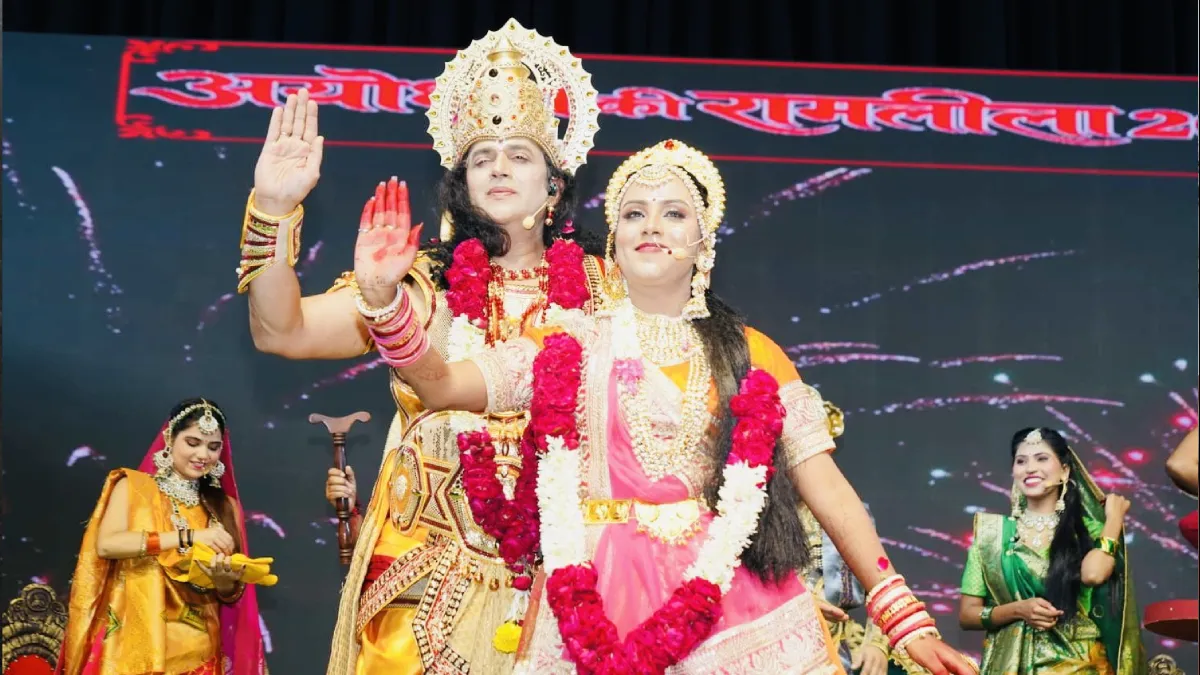 रामलीला में भगवान राम बने रवि किशन, भव्य रथ पर सवार होकर पहुंचे, बोले- मुश्किल वक्त में आध्यात्मिकता देती है ताकत