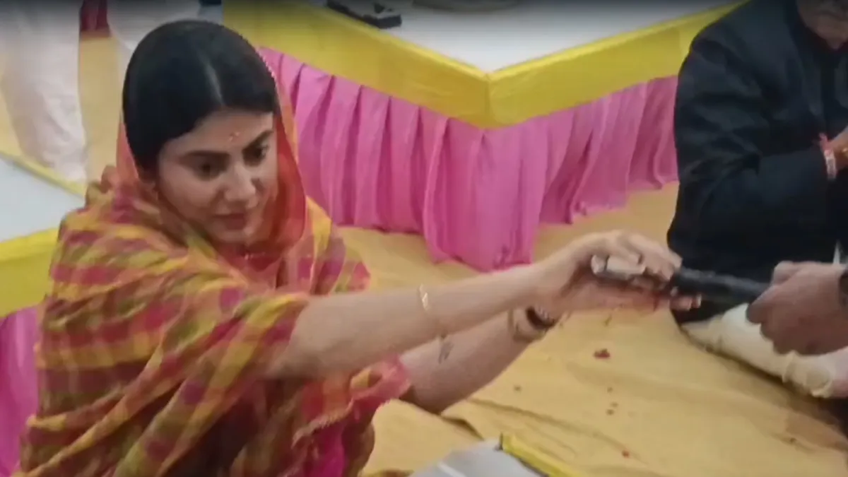 दशहरा पर्व पर राजपूत समाज ने किया शस्त्र पूजन, मंत्री रीवाबा जडेजा ने की रिवॉल्वर की पूजा, सामने आया VIDEO