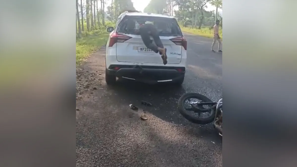VIDEO: मध्य प्रदेश में भीषण सड़क हादसा, कार का पिछला शीशा तोड़कर अंदर जा घुसा बाइक सवार, आधा शरीर लटका