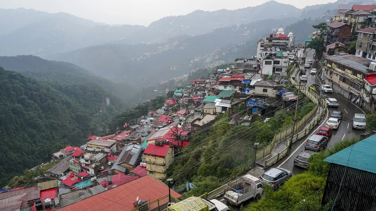 लॉन्ग वीकेंड ने शिमला की हालत खराब कर दी! 3 दिन में 70 हजार गाड़ियां पहुंचीं, सड़कें पैक, जाम में फंसे सैलानी