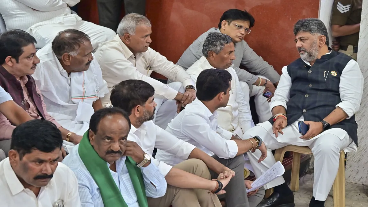कर्नाटक में SIR पर घमासान! फॉर्म-7 के मुद्दे पर धरने पर बैठे CM डीके शिवकुमार; EC ने जांच और कार्रवाई के निर्देश दिए