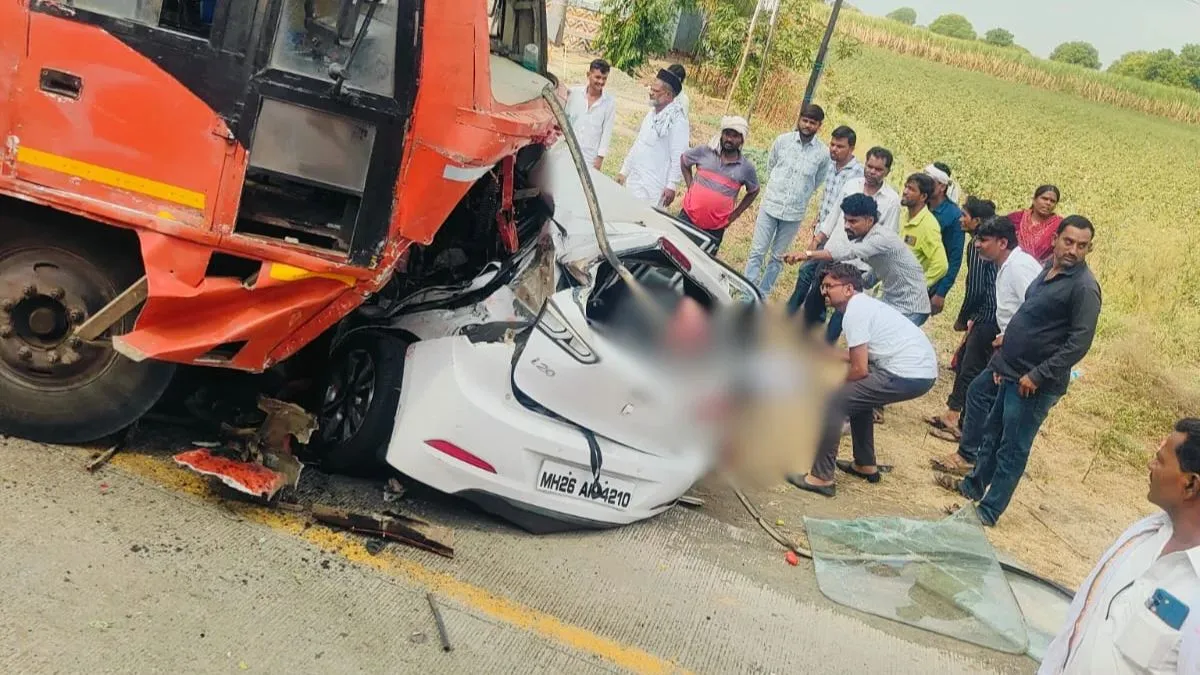 बीड में बस और कार के बीच जोरदार टक्कर, पांच लोगों की मौत, एक ही हालत गंभीर