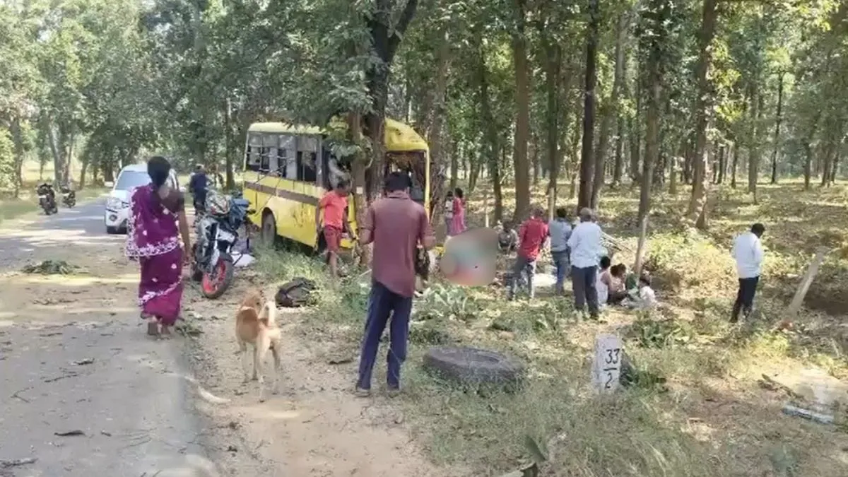 छत्तीसगढ़ में दहलाने वाला हादसा, मनेंद्रगढ़ में बस पेड़ से टकराई, अब तक 6 लोगों की मौत, 39 घायल