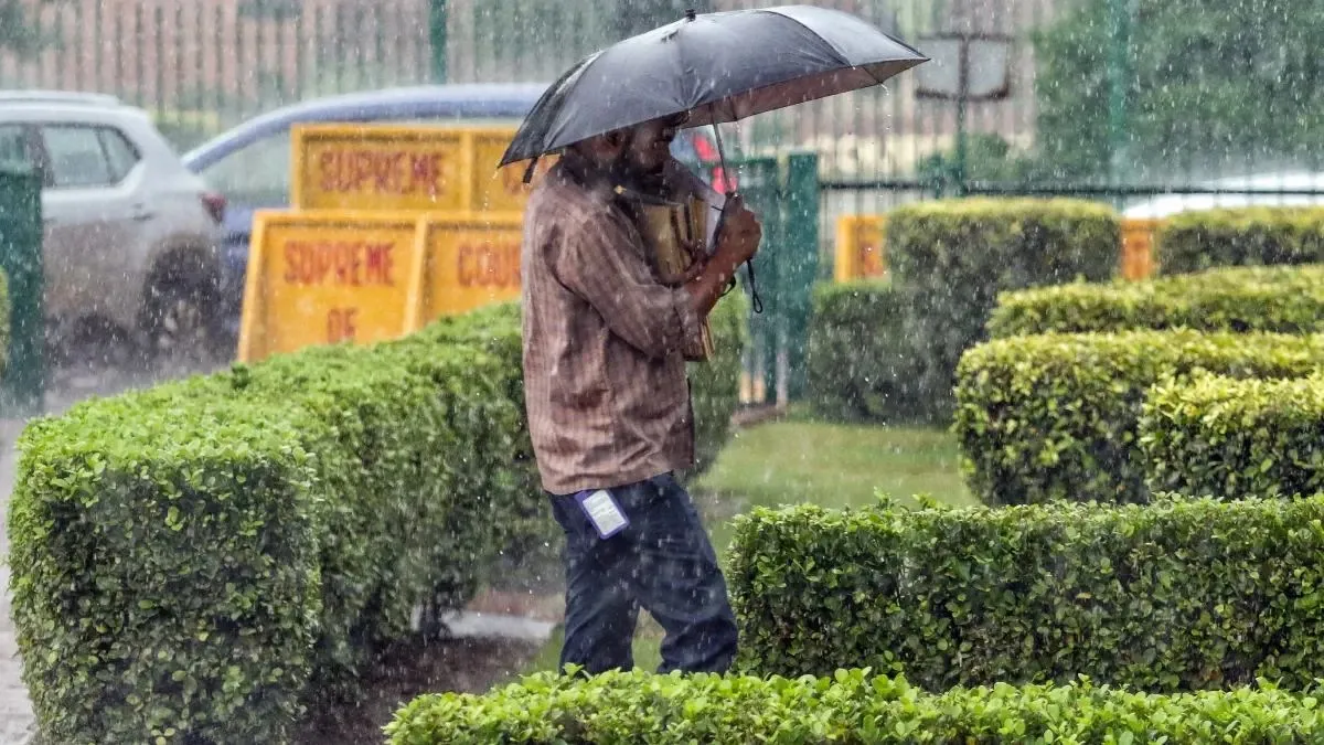 दिल्ली-NCR में फिर से बारिश के बन रहे आसार, तापमान में दर्ज की गई गिरावट; और बढ़ेगी ठंड