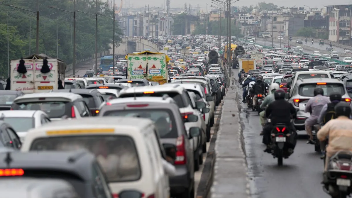 दिल्ली-NCR में बारिश से लगा जाम, ओडिशा में अर्नब का कहर जारी, केदारनाथ में हुई बर्फबारी; PHOTOS देखें