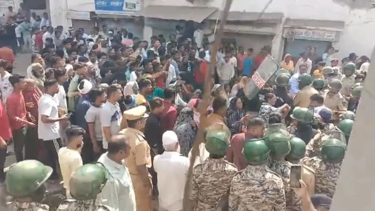 जलगांव में RSS के पथ संचलन के दौरान तनाव, मस्जिद के सामने विरोध में बैठे लोग; पुलिस ने किया लाठीचार्ज