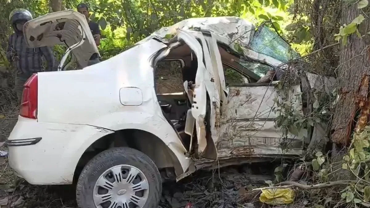 कुशीनगर में मेला देखकर लौट रहे 4 लोगों की सड़क हादसे में मौत, 3 घायल; पेड़ से टकराई तेज रफ्तार कार