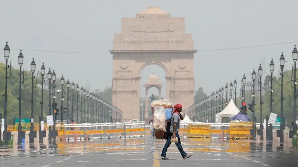 दिल्ली-NCR में बदला मौसम का मिजाज, कई इलाकों में धूल भरी आंधी; बारिश के साथ ओले गिरने का अलर्ट
