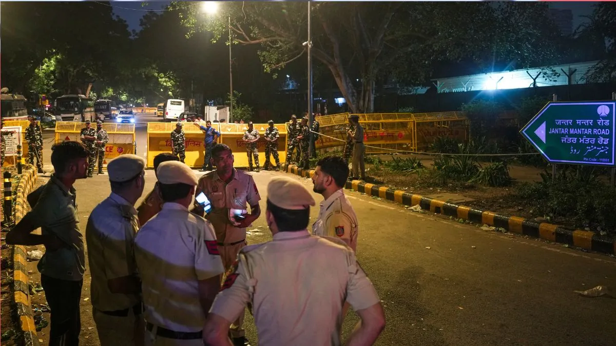 LIVE: दिल्ली में आज भी जुट सकते हैं प्रदर्शनकारी, जंतर-मंतर पर 7 लेयर की बैरिकेडिंग; 30 रूट पर ट्रैफिक डायवर्जन