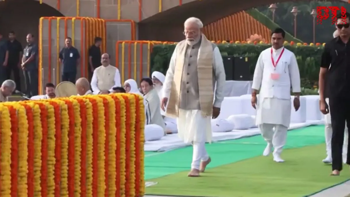राष्ट्रपति मुर्मू और पीएम मोदी ने राजघाट जाकर गांधी जी को दी श्रद्धांजलि, राहुल गांधी ने भी अर्पित की पुष्पांजलि
