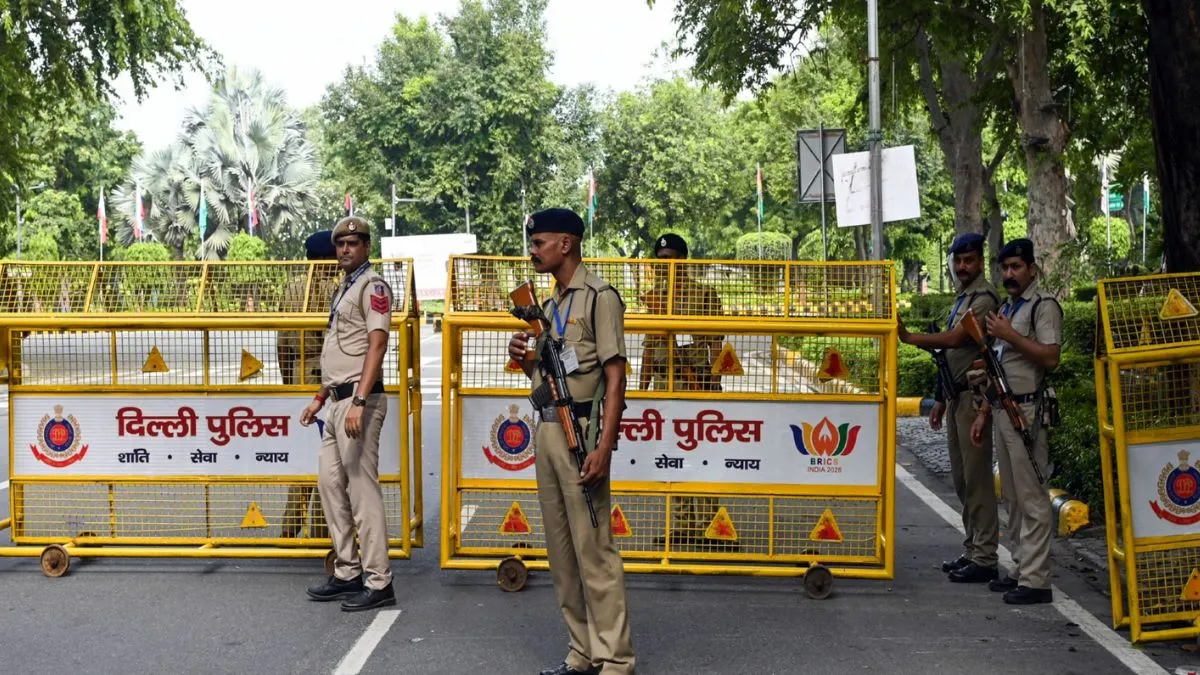 दिल्ली में आज इन रास्तों पर जाने से बचें, 30 से ज्यादा सड़कों पर डायवर्जन; बॉर्डर पर वाहनों की चेकिंग