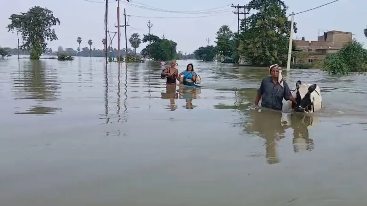 बाढ़ राहत के दौरान हादसा, सारण में हेलीकॉप्टर से गिराए पैकेट से लगी चोट, शख्स की मौत