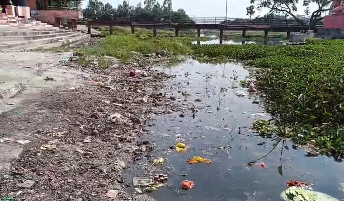 शिप्रा नदी के घाटों का बुरा हाल, गंदगी के चलते 5 मिनट खड़ा होना भी मुश्किल, वीडियो वायरल