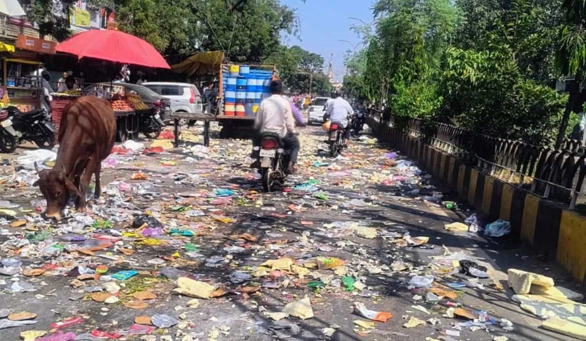 सफाई व्यवस्था ठप, घरों-दुकानों के बाहर लगा कचरे का ढेर, कर्मचारियों ने सड़क पर फेंका कूड़ा