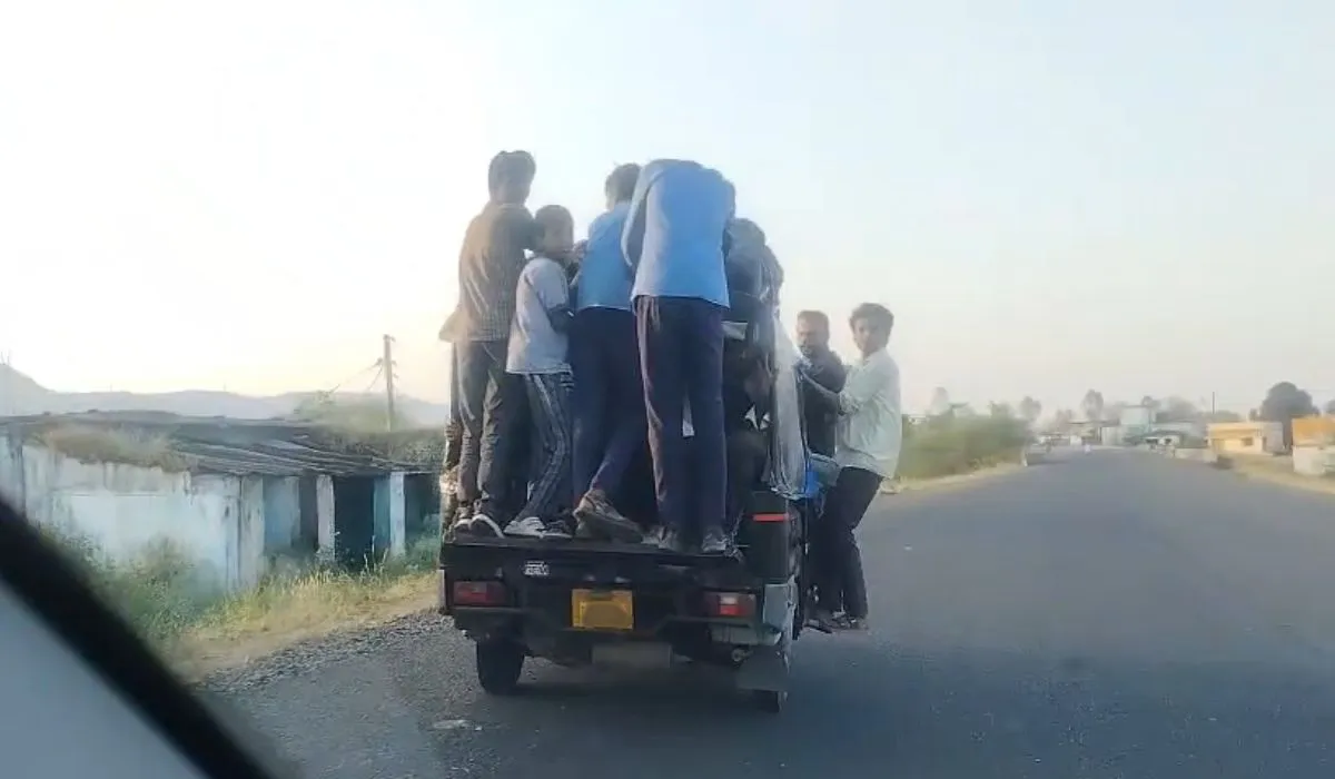 स्कूली छात्रों की सुरक्षा से खिलवाड़! डिंडौरी में ओवरलोड ऑटो में लटककर स्कूल जाने को मजबूर बच्चे