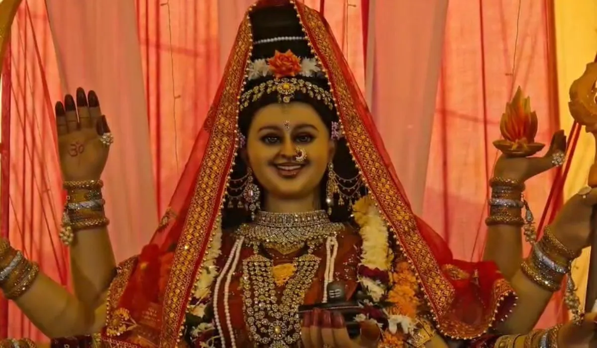 पलकें झपकातीं और मुस्कुरातीं मां दुर्गा, खूबसूरत मूर्ति ने बटोरीं सुर्खियां, वीडियो वायरल