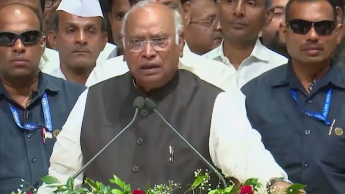 LIVE: पीएम मोदी के पिता पर मल्लिकार्जुन खरगे की टिप्पणी को लेकर सियासी संग्राम, बीजेपी का देशव्यापी प्रदर्शन