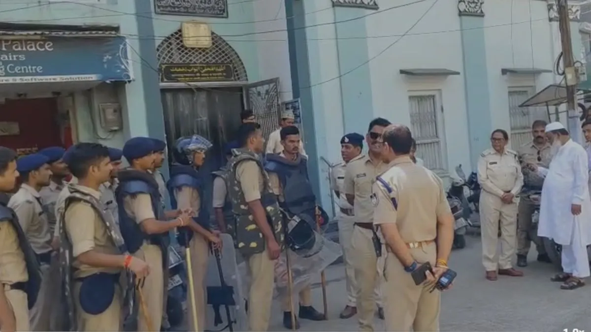 उज्जैन के शाही मस्जिद में जुमे की नमाज को लेकर हाई अलर्ट, चप्पे-चप्पे पर पुलिस की पैनी नजर; 2500 जवान तैनात