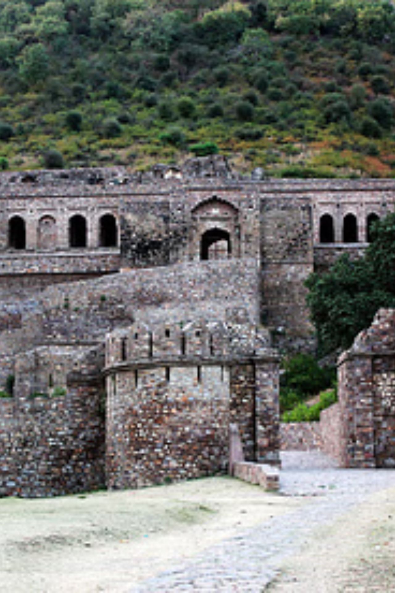 भूतों के लिए मशहूर भानगढ़ किला किसका था?