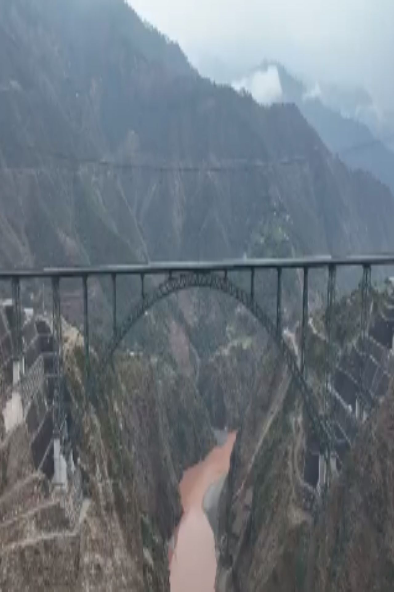 इस देश में मौजूद है दुनिया का सबसे ऊंचा Rail Bridge