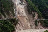 रूद्रप्रयाग में सड़क पर टूटकर गिरा पहाड़, हाईवे नंबर 107 पर मची भगदड़- India TV Hindi