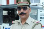 शहीद इंस्पेक्टर सुबोध कुमार के परिजनों की मदद को आगे आई UP पुलिस, दिये 70 लाख रुपये- India TV Hindi