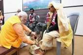 Prime Minister Narendra Modi honouring the sanitation...- India TV Hindi