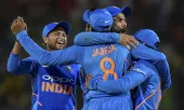 जीत के बाद विराट कोहली का बड़ा खुलासा! बोले- धोनी और रोहित ने शंकर को 46वें ओवर में गेंद देने से रोक- India TV Hindi
