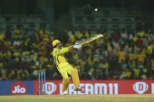 IPL 2019: Chennai Super Kings Captain MS Dhoni Hit One Hand Six Against Delhi Capitals match 50- India TV Hindi