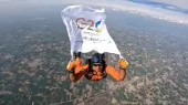 विंग कमांडर गजानंद यादव ने G20 के झंडे के साथ 10,000 फीट की ऊंचाई से स्काइडाइविंग की- India TV Hindi