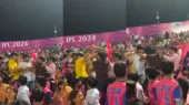 मैच के बीच फैंस की हुई लड़ाई- India TV Hindi