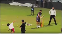 शाहरुख खान के बेटे अबराम ने की धांसू बॉलिंग, रिंकू सिंह संग मैच खेलते हुए किंग खान के बेटे का वीडियो हुआ वायरल