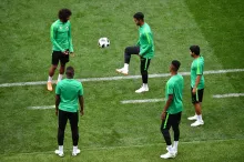 &nbsp;Players juggle the ball during a Saudi Arabia training...- India TV Hindi