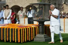 मोदी ने शपथ ग्रहण से पहले बापू-अटल को दी श्रद्धांजलि, युद्ध स्मारक पर शहीदों को किया नमन- India TV Hindi