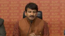 प्रेस कांफ्रेंस के दौरान मनोज तिवारी - India TV Hindi