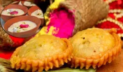 Holi Special Recipes: अब यात्रा के दौरान ट्रेन में ऑर्डर कर सकेंगे मिठाई, 37 स्टेशनों पर शुरू हुई सर्विस- India TV Paisa