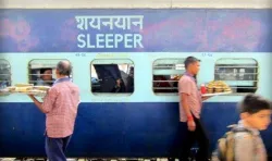 Indian Railways: जनरल टिकट काउंटर से भी खरीद सकेंगे स्लीपर टिकट, पर सीट नहीं कोई गारंटी- India TV Paisa