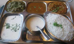 Yummy: IRCTC शुरू करेगी रेडी टू ईट सर्विस, यात्रा के दौरान 32 रुपए में मिलेगी चिकन बिरयानी और मटर पनीर- India TV Paisa