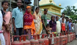 Bad Beginning : नए साल के पहले ही दिन सब्सिडी वाला रसोई गैस सिलेंडर हुआ दो रुपए महंगा, एटीएफ के दाम भी 8.6 फीसदी बढ़े- India TV Paisa