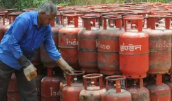 LPG सब्सिडी के प्रत्‍यक्ष अंतरण से हुई केवल 1,764 करोड़ रुपए की बचत, कैग ने किया खुलासा- India TV Paisa