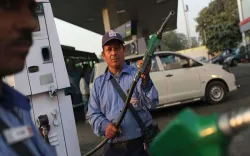 Cashless Fuel Sale: डिजिटल पेमेंट्स पर डिस्‍काउंट मिलना हुआ शुरू, तेल कंपनियों को लगेगी 5,000 करोड़ की चपत- India TV Paisa