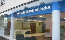 SBI ने अपने ग्राहकों को दिया बड़ा झटका, बचत खाते की जमा दरों में की 0.5% की कटौती- India TV Paisa