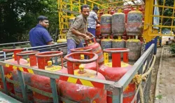 बिना सब्सिडी वाला LPG सिलेंडर हुआ 92 रुपए सस्ता, सब्सिडी वाली गैस के लिए चुकाने होंगे अधिक दाम- India TV Paisa