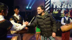 Meghalaya-Rahul-Gandhi-becomes-a-Rockstar-to-woo-voters-BJP-raises-finger-on-his-jacket- India TV Hindi