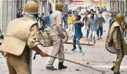 stone pelting- India TV Hindi