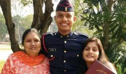 Captain Kapil Kundu with his mother and sister- India TV Hindi