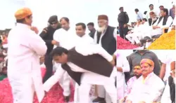 Akhilesh-touches-uncle-Shivpal-s-feet-seeks-his-blessings-on-Holi- India TV Hindi