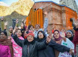 <p>Pigrims gather as the portals to the Kedarnath shrine...- India TV Hindi