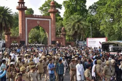 Police lob teargas shells to disperse mob of AMU students - India TV Hindi