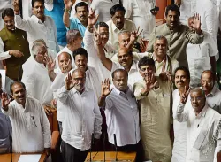 <p>kumaraswamy with congress and jds mlas</p>- India TV Hindi